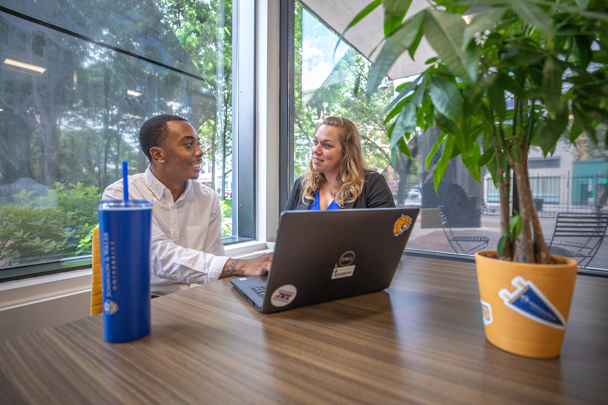 student meeting with an advisor